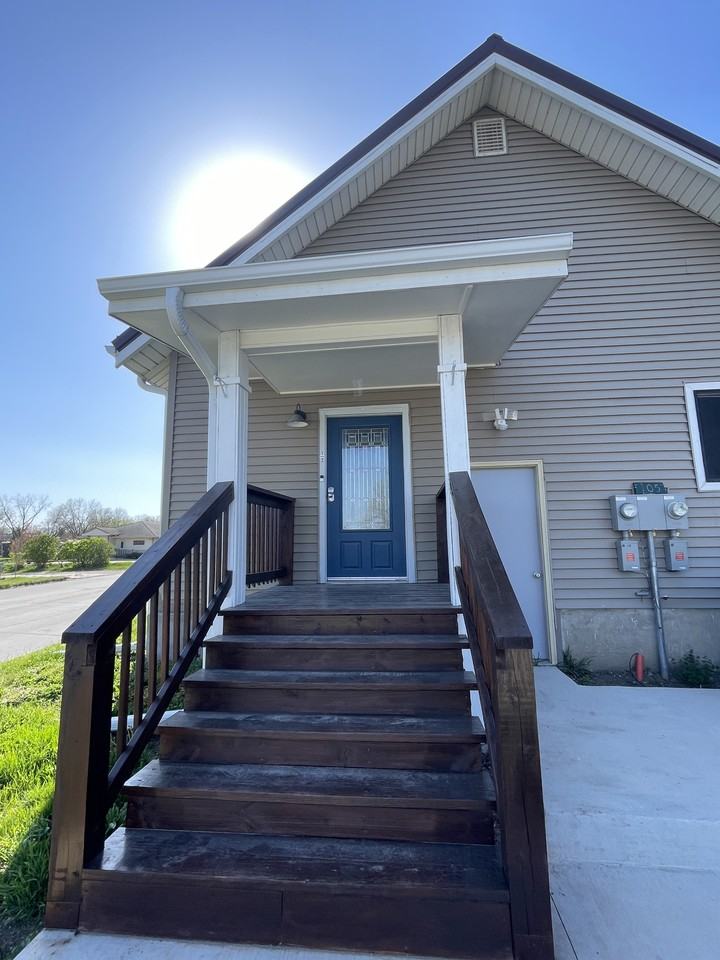 105 1/2 W Summit St #1 - Photo 3 of 19