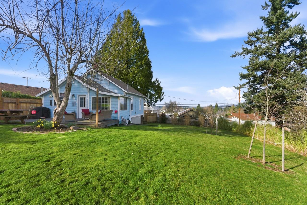 516 Pearl St #1 - Photo 6 of 31