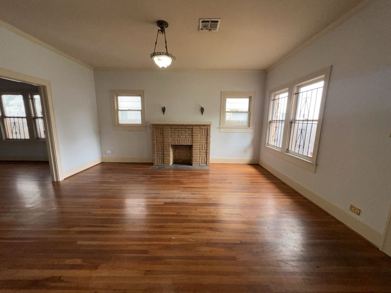 4716 Crawford St - Photo 3 of 15