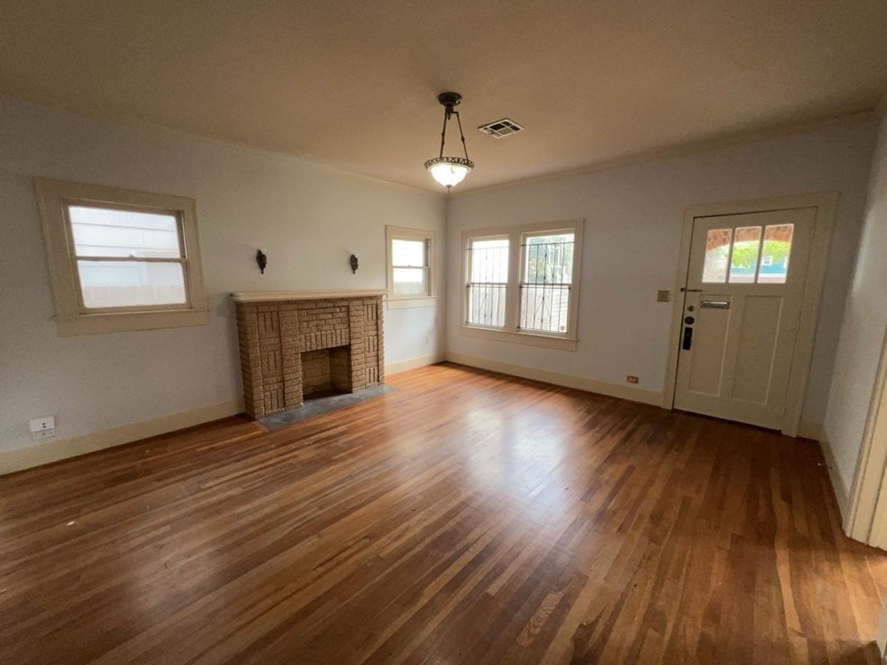 4716 Crawford St - Photo 4 of 15