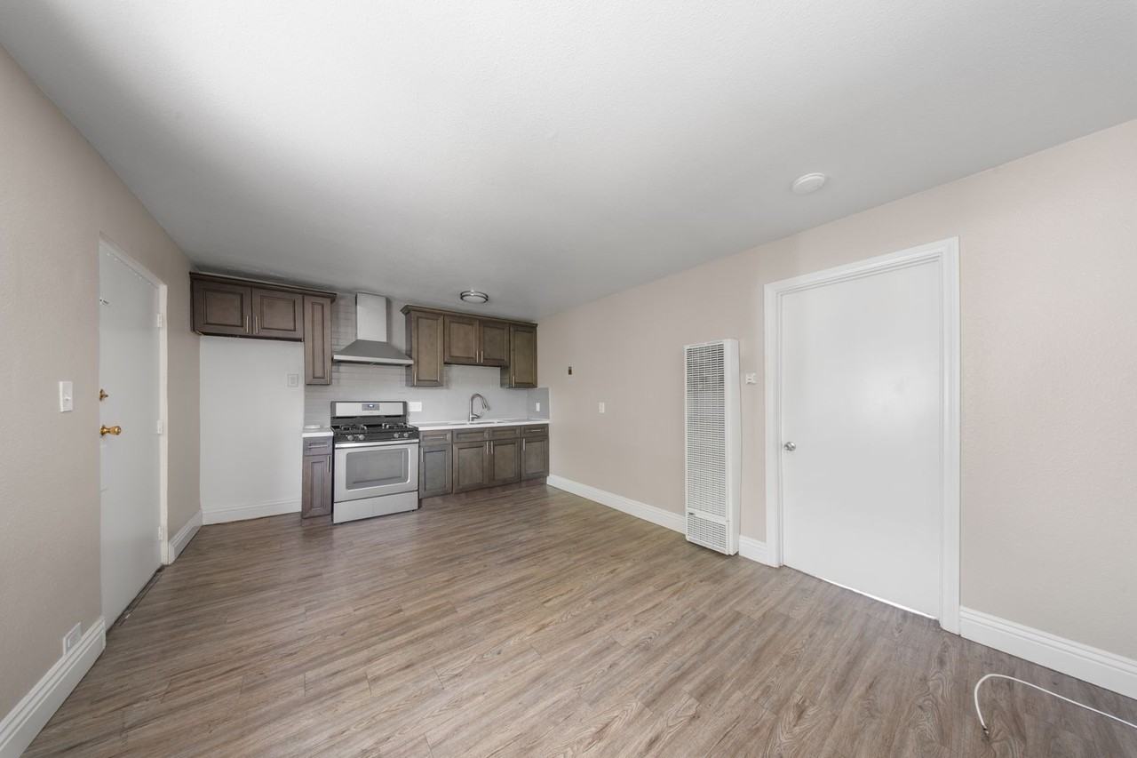 7800 Athens Circle - Photo 5 of 12