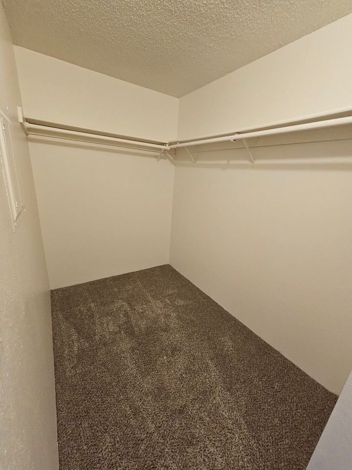 HIlltop Manor - Photo 4 of 13