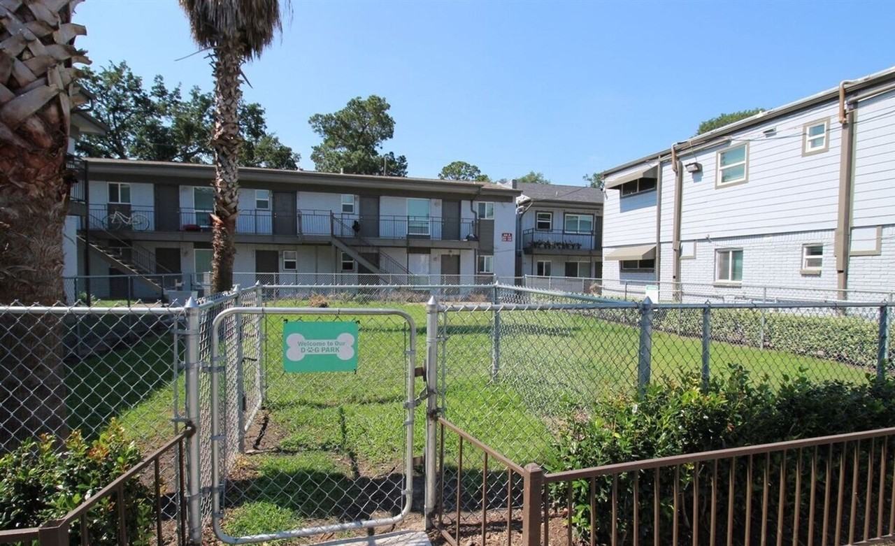 Long Point Plaza Apartments - Photo 6 of 14