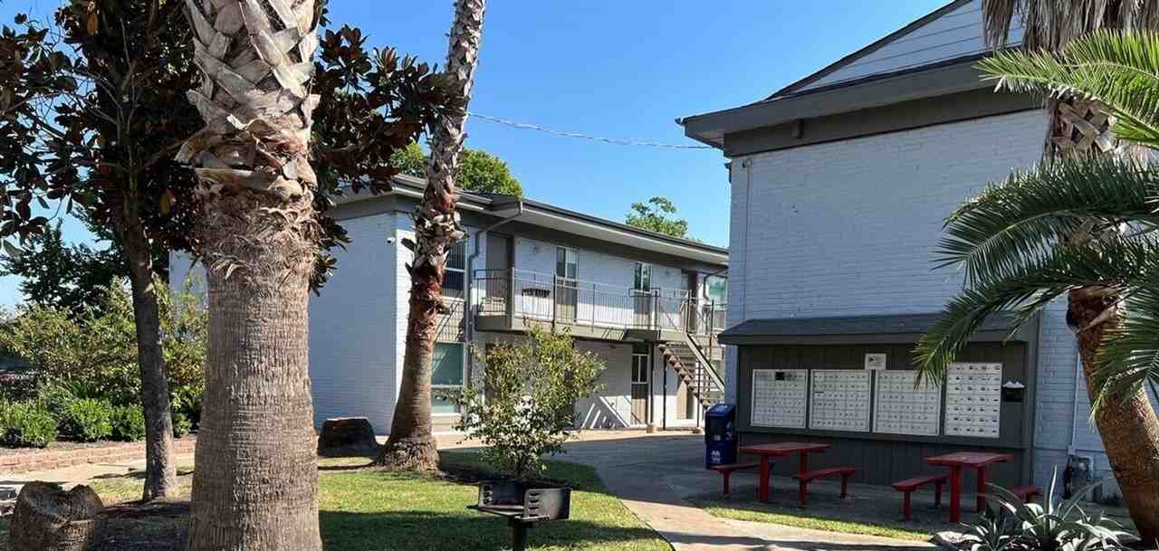 Long Point Plaza Apartments - Photo 7 of 14