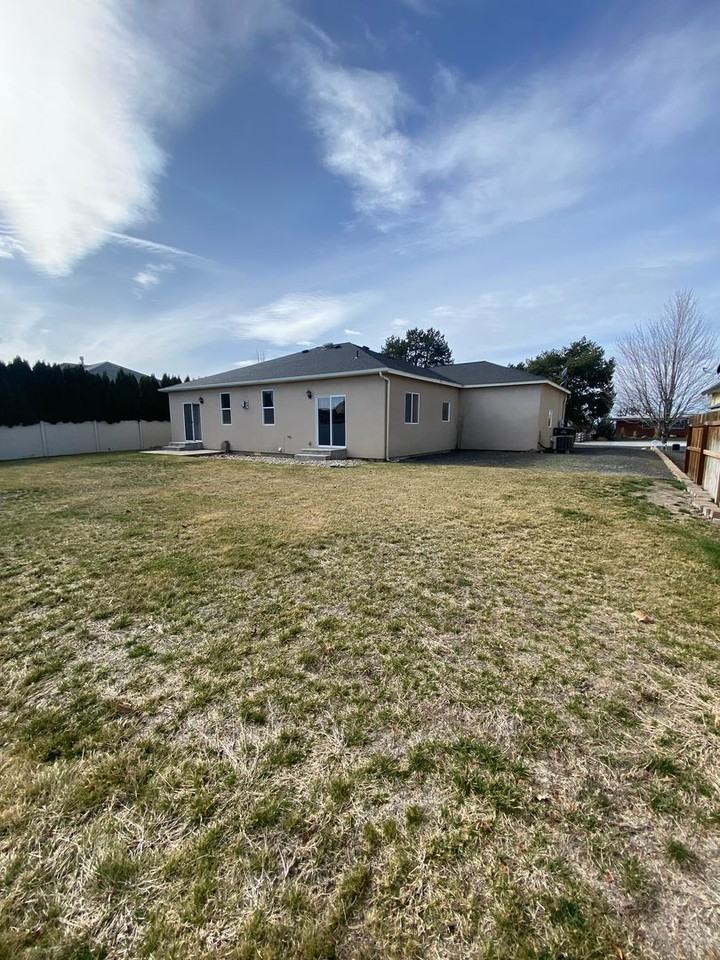 325 W Northshore Dr - Photo 2 of 26