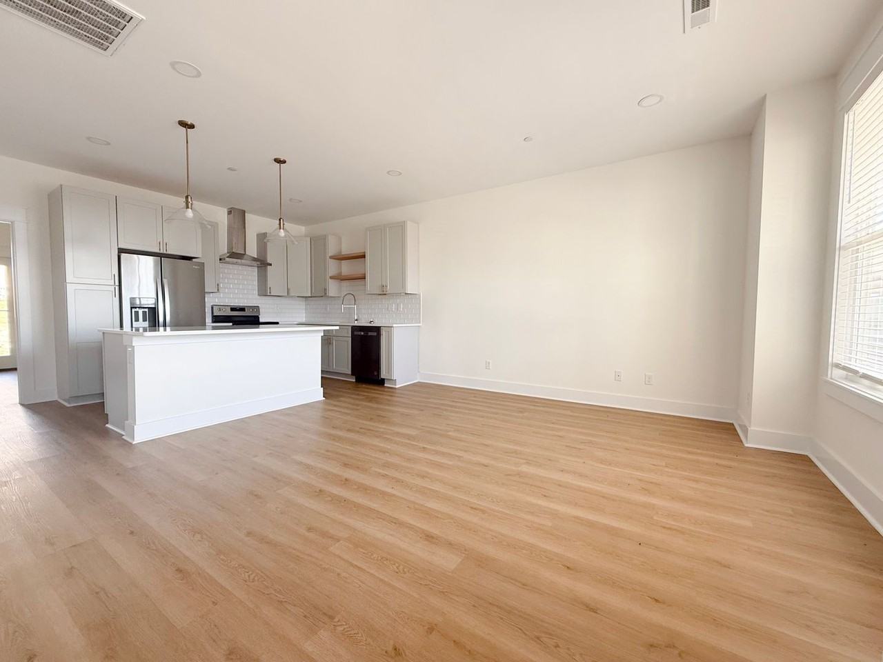 1375 Belfair St - Photo 3 of 36