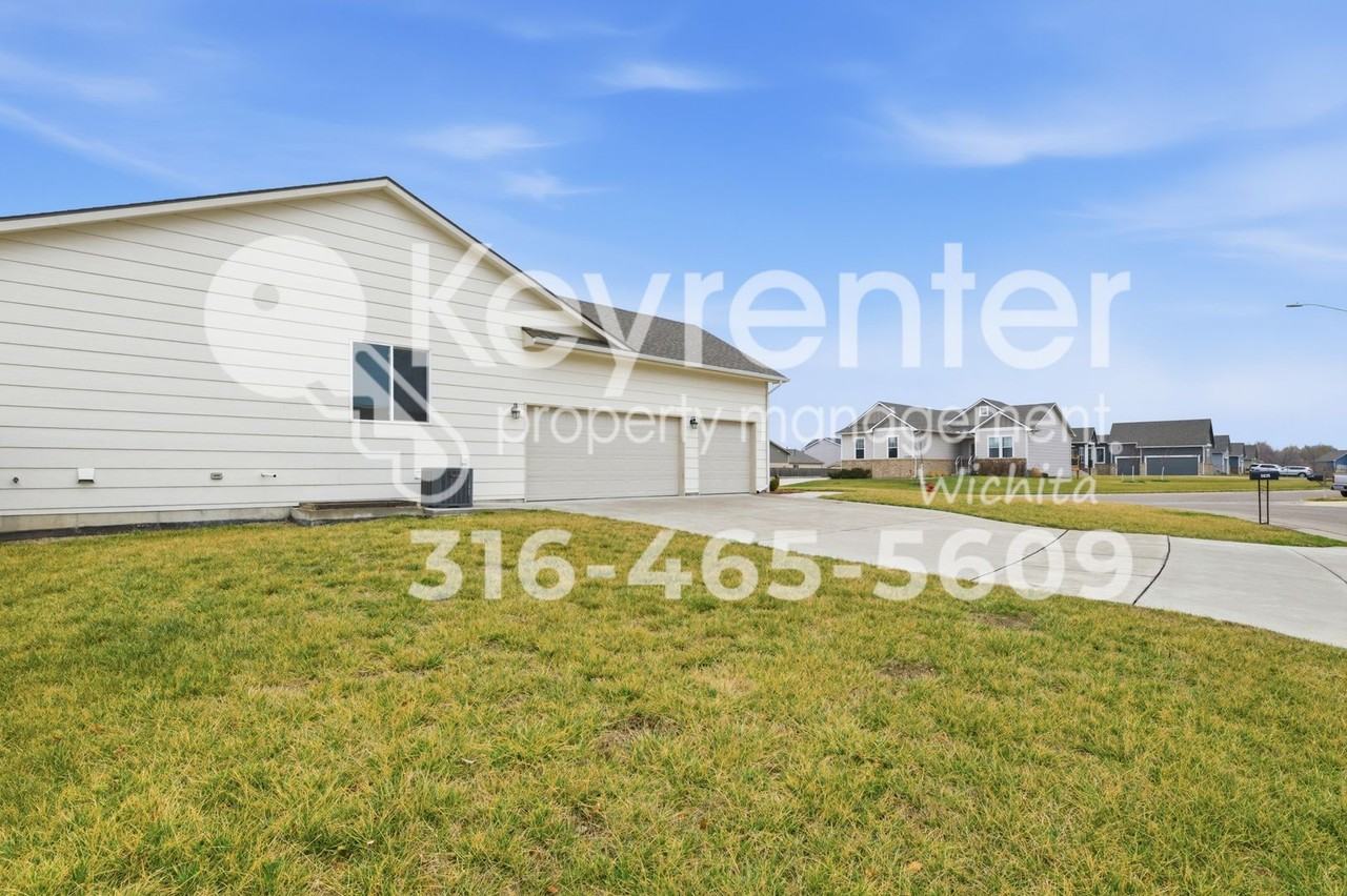 5835 N Ashford St - Photo 5 of 43