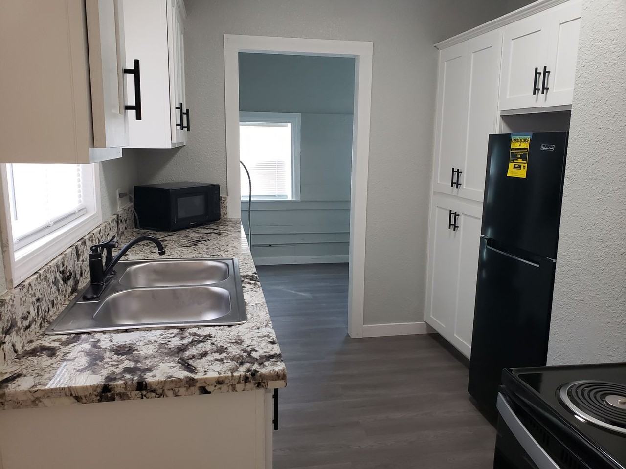 1033 West St - Photo 3 of 8