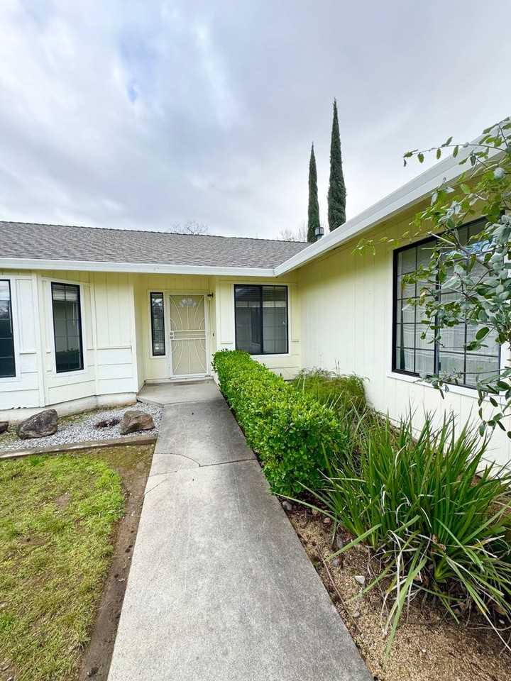 1575 Fresia Way - Photo 2 of 16