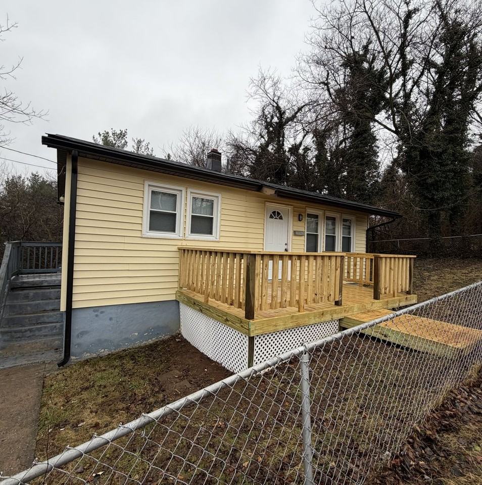 1810 Laurel St - Photo 2 of 8