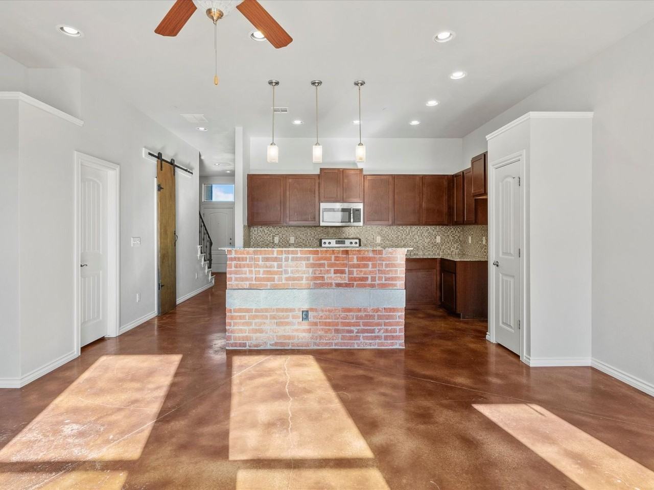 475 S Fretz Ave - Photo 5 of 33