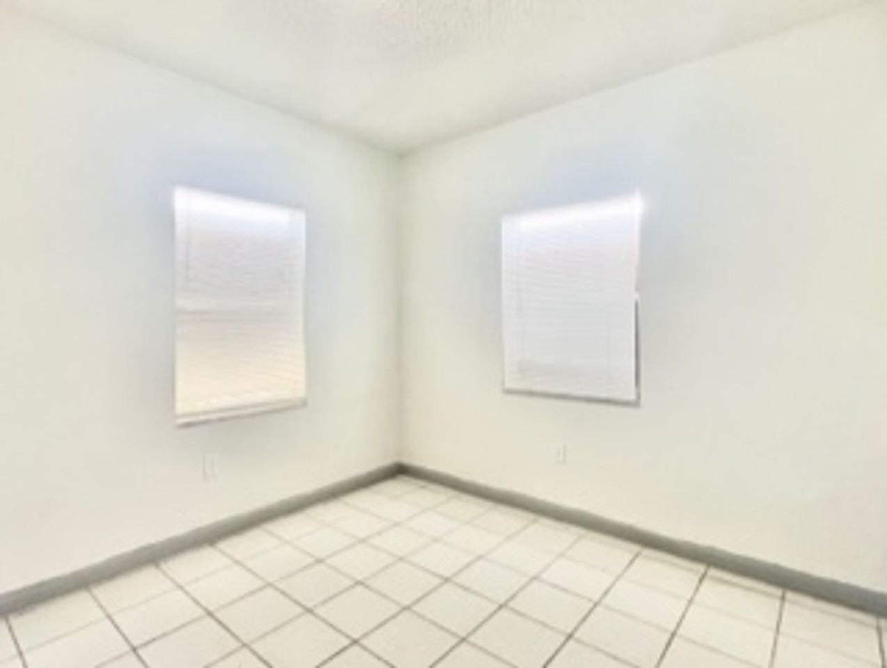 1319 Nw 8th Pl - Photo 5 of 10