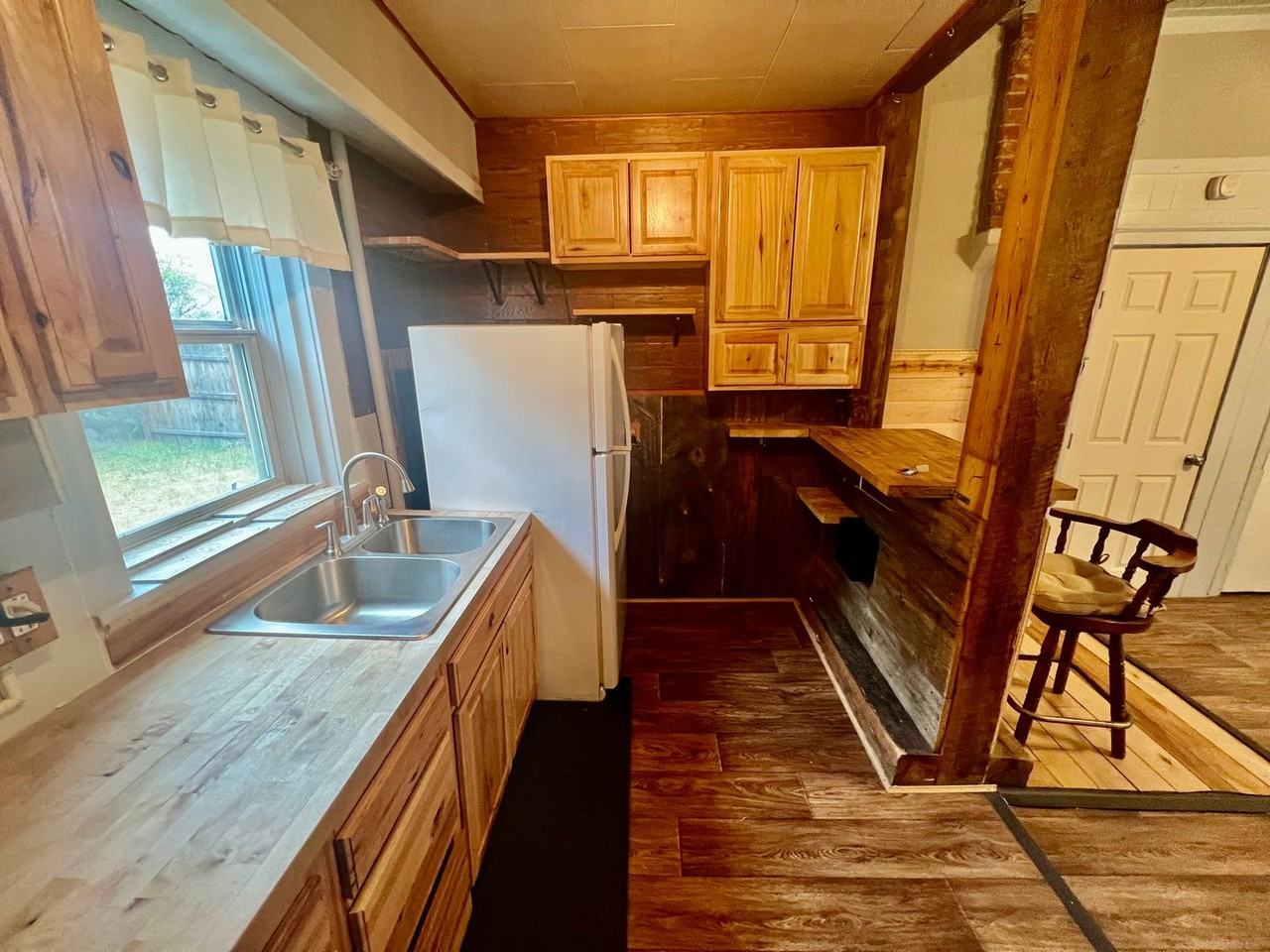 933 10th Ave - Photo 6 of 20