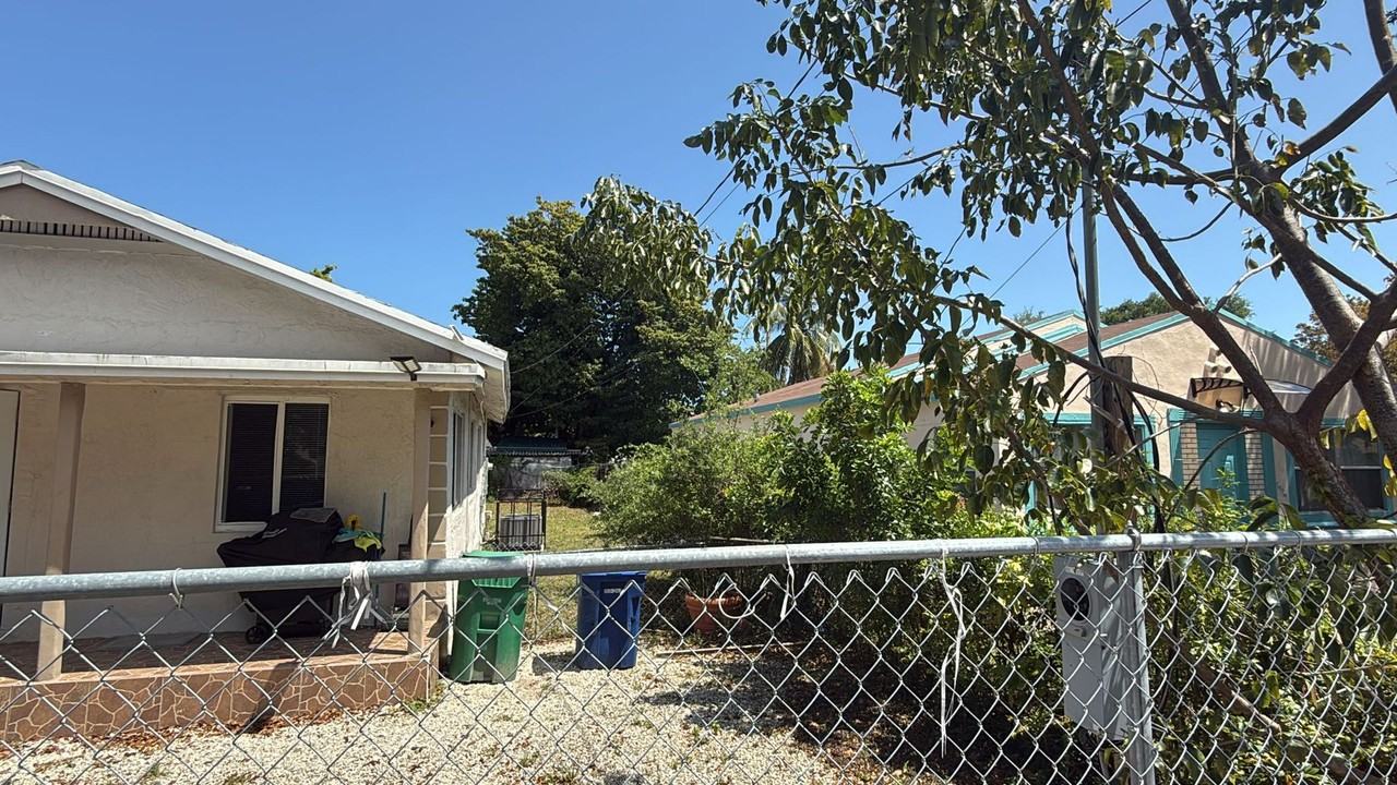 8013 Nw 10th Ct - Photo 3 of 3