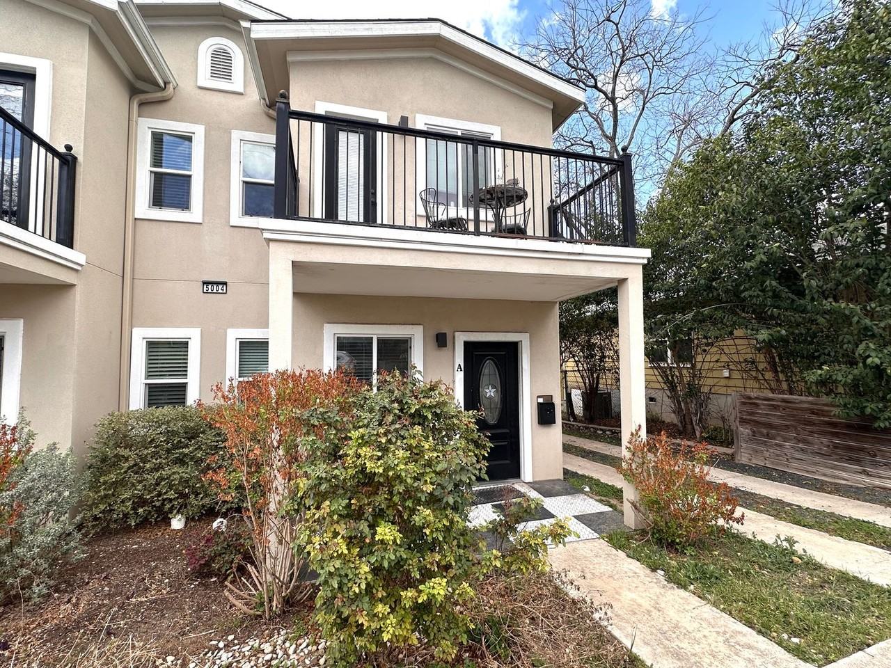 5004 Rowena Ave - Photo 3 of 24