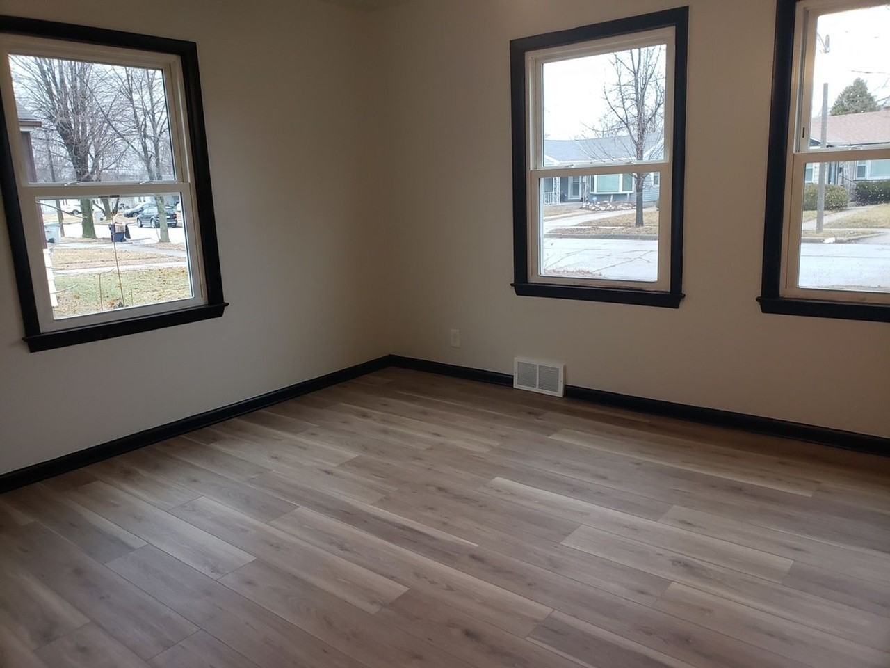 2237 W Rohr Ave - Photo 2 of 8