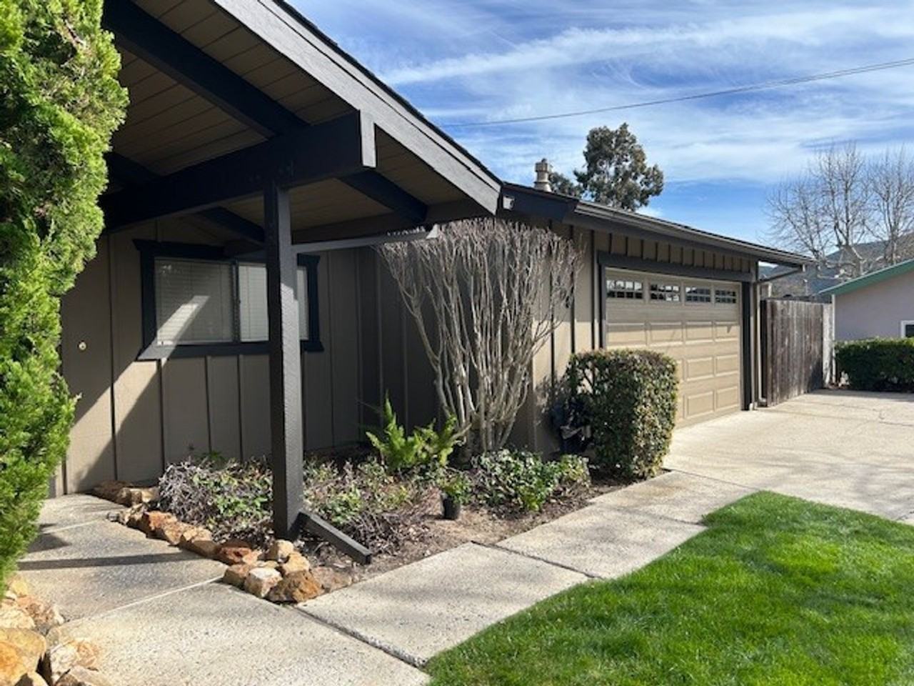 498 Kendale Rd - Photo 2 of 30