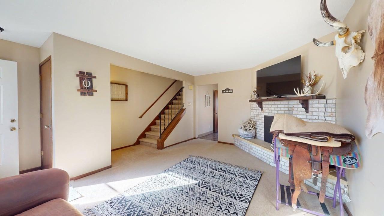 1005 Mesa Verde Pl - Photo 2 of 12