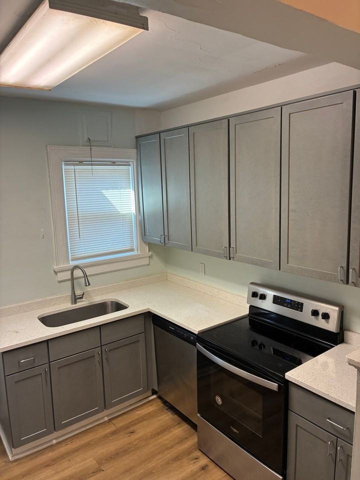 815 W Johnson St - Photo 6 of 10