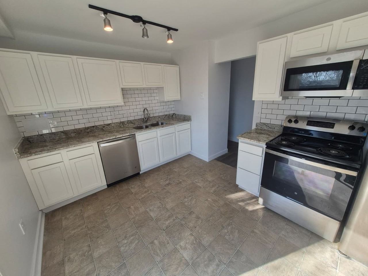 212 Saint Jude Cir - Photo 3 of 19