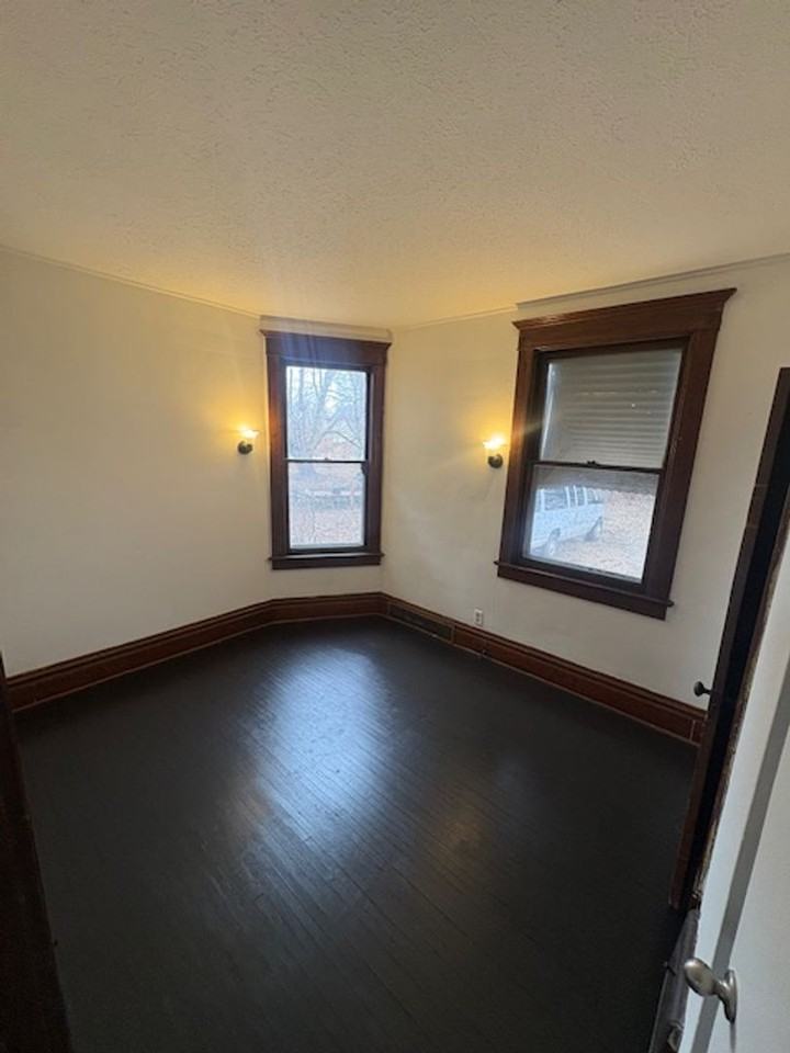 1603 1603 - 1605 N Linn St - Photo 5 of 10