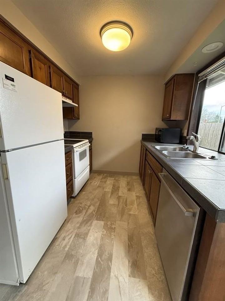 18807 Sw Butternut St - Photo 5 of 9