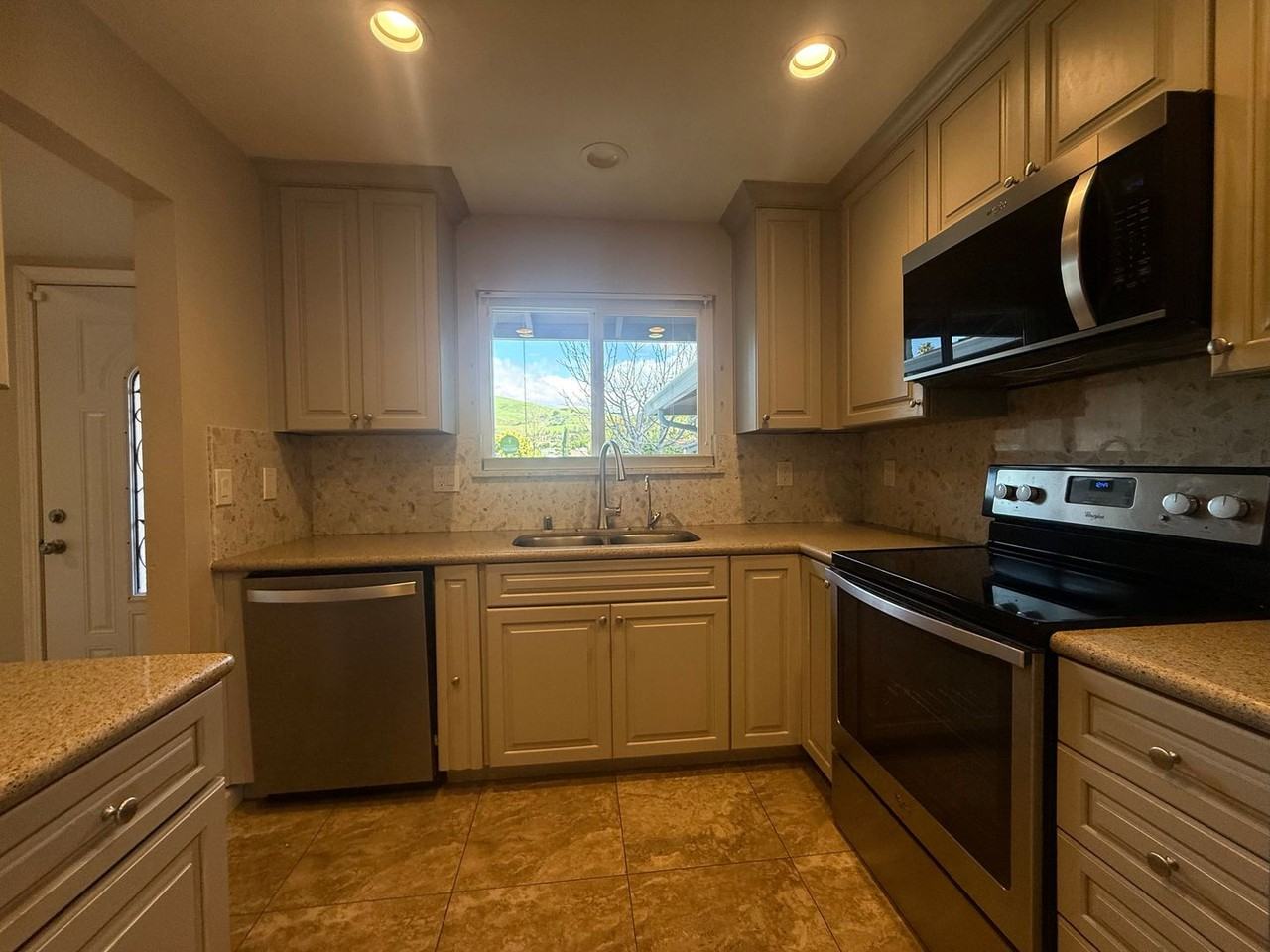 1933 Grosvenor Dr - Photo 2 of 23