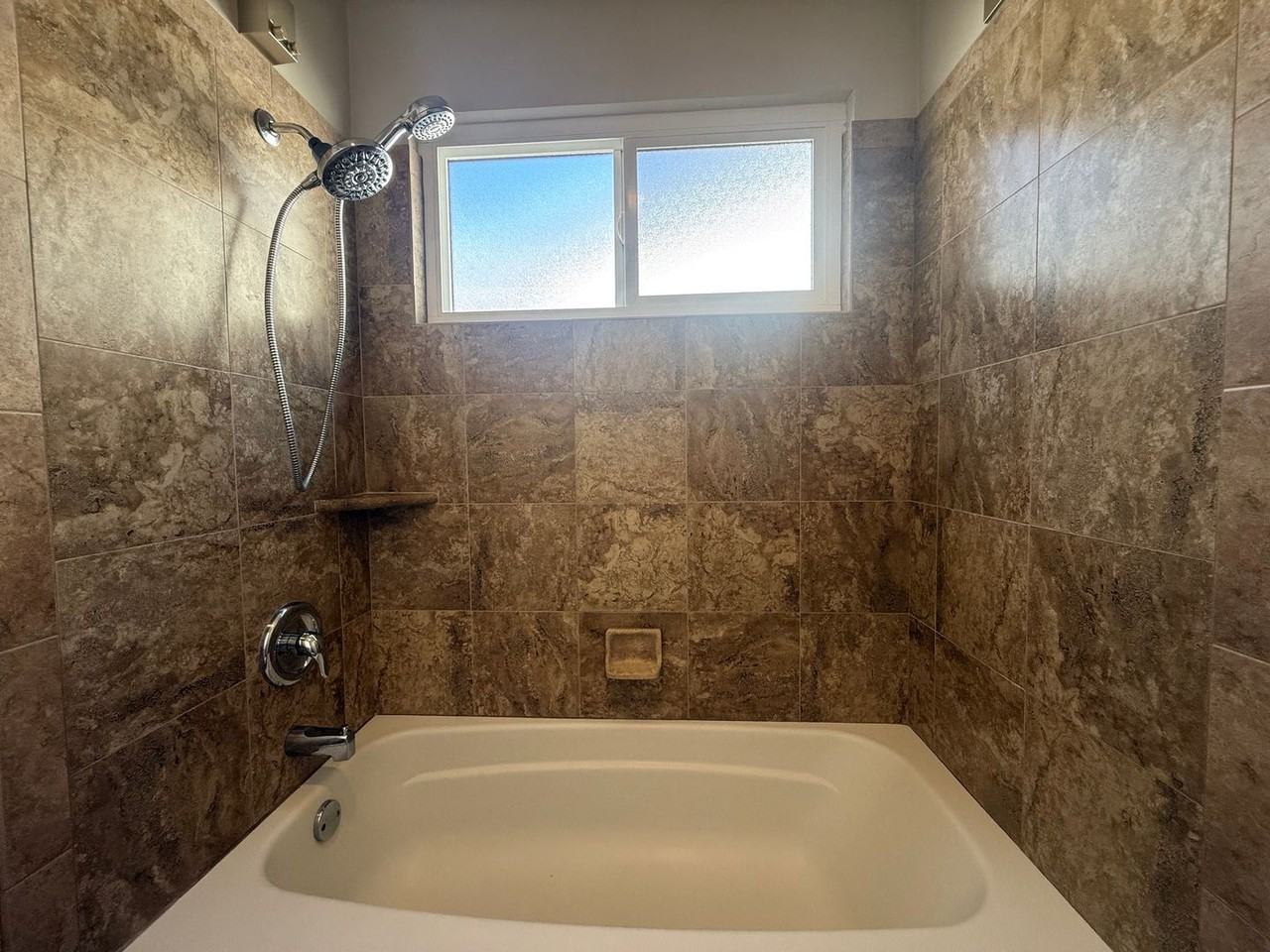 1933 Grosvenor Dr - Photo 6 of 23