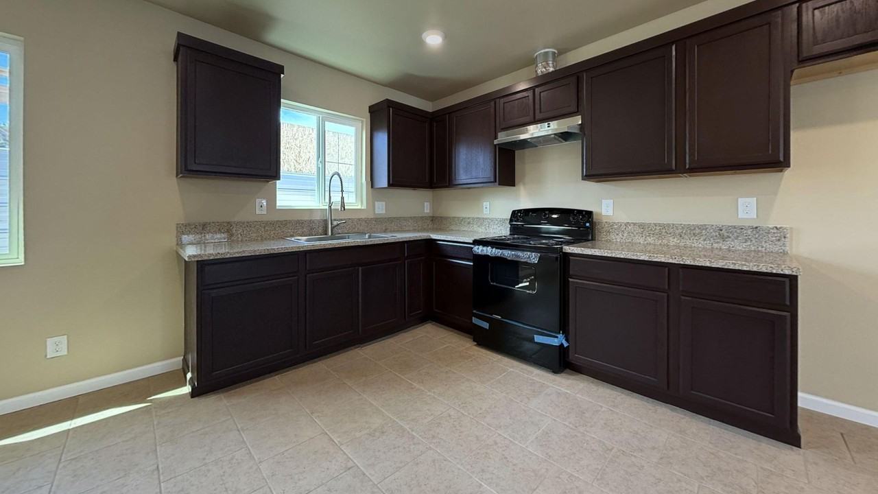 638 W 21st St. - Photo 7 of 44