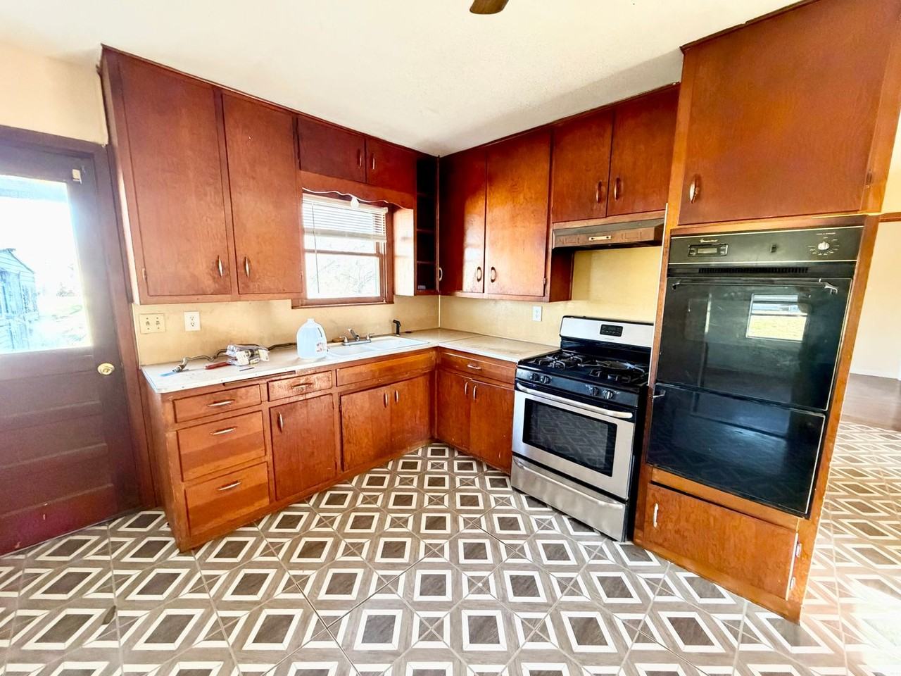 310 N Carpenter St - Photo 4 of 10