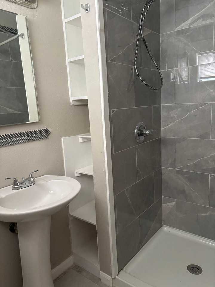 1707 W Washington St - Photo 5 of 8