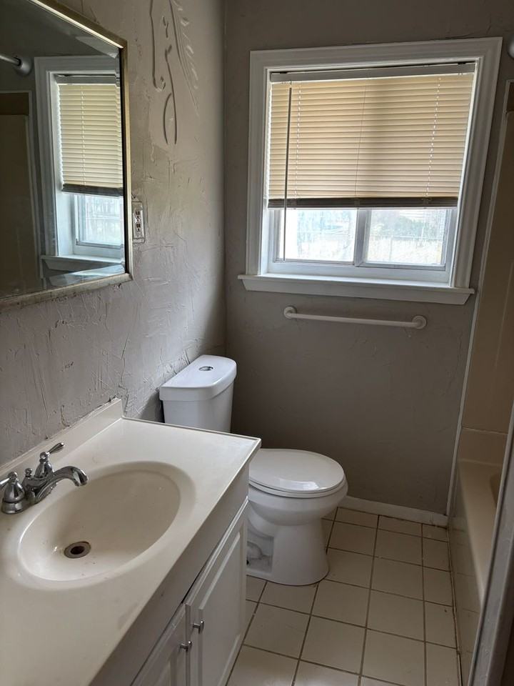 1707 W Washington St - Photo 6 of 8