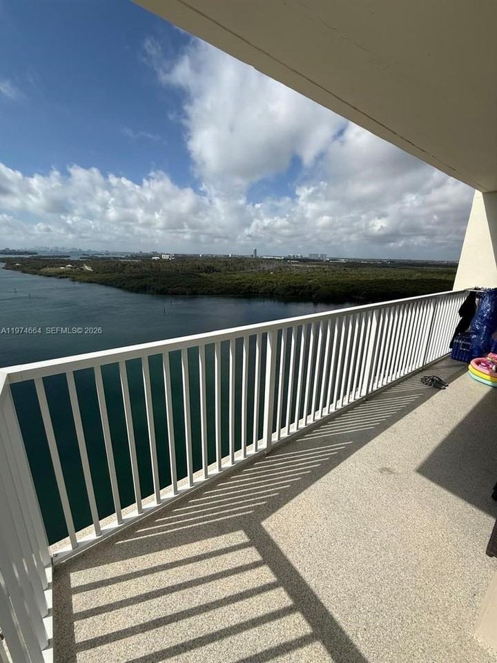 300 Bayview Dr - Photo 4 of 12