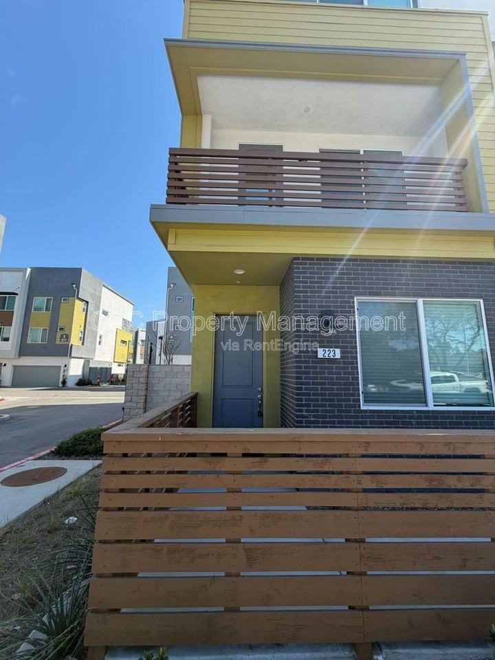 223 S Johnson Ave - Photo 2 of 21