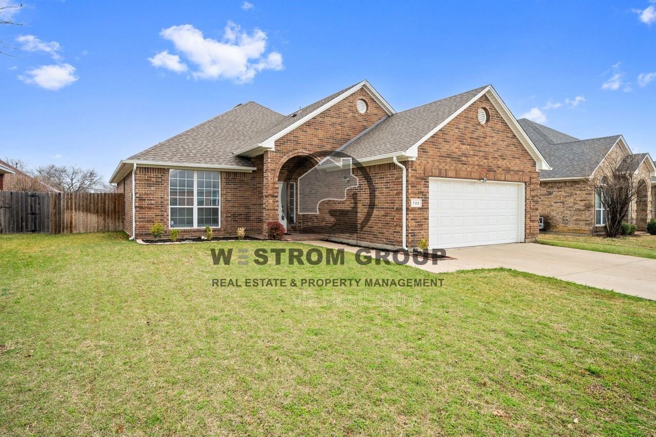 705 Crownpoint Ln - Photo 2 of 29