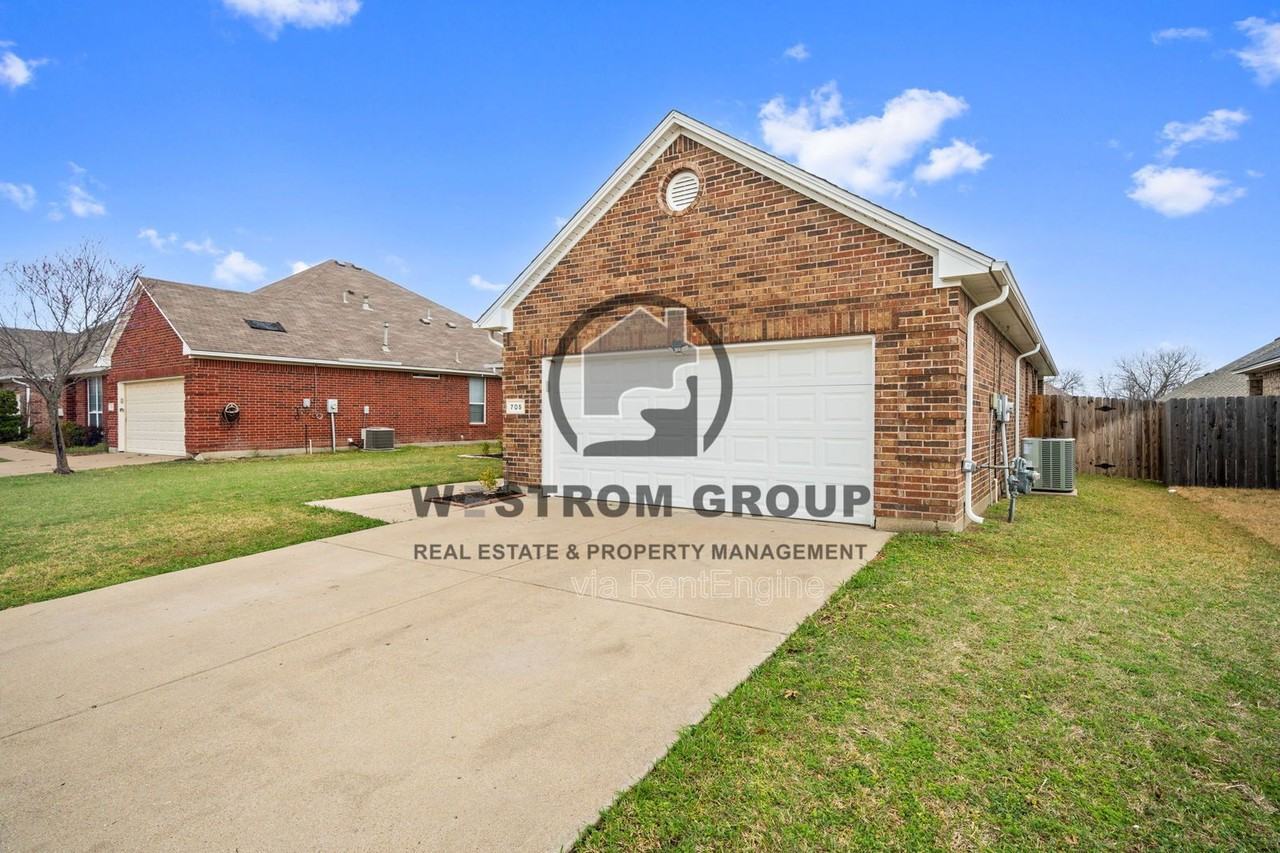 705 Crownpoint Ln - Photo 3 of 29