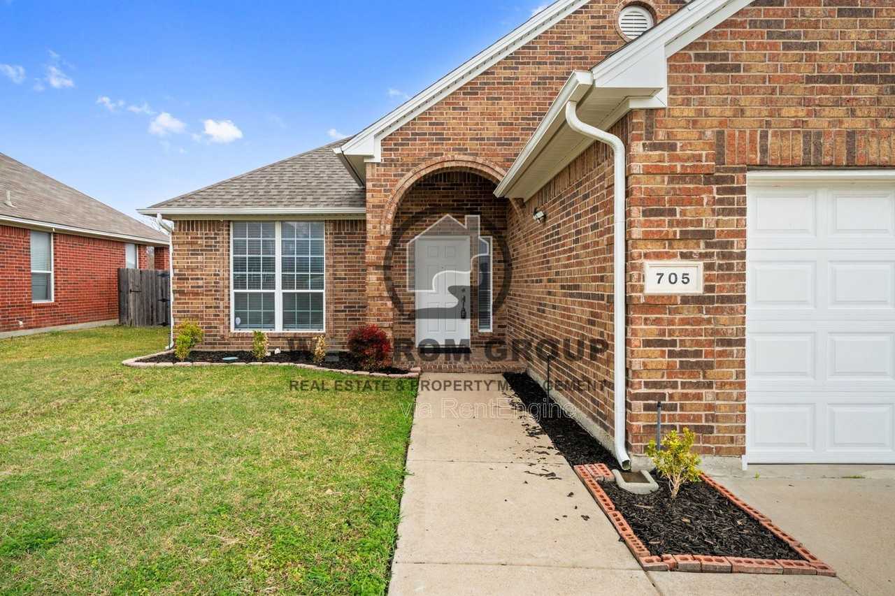 705 Crownpoint Ln - Photo 4 of 29