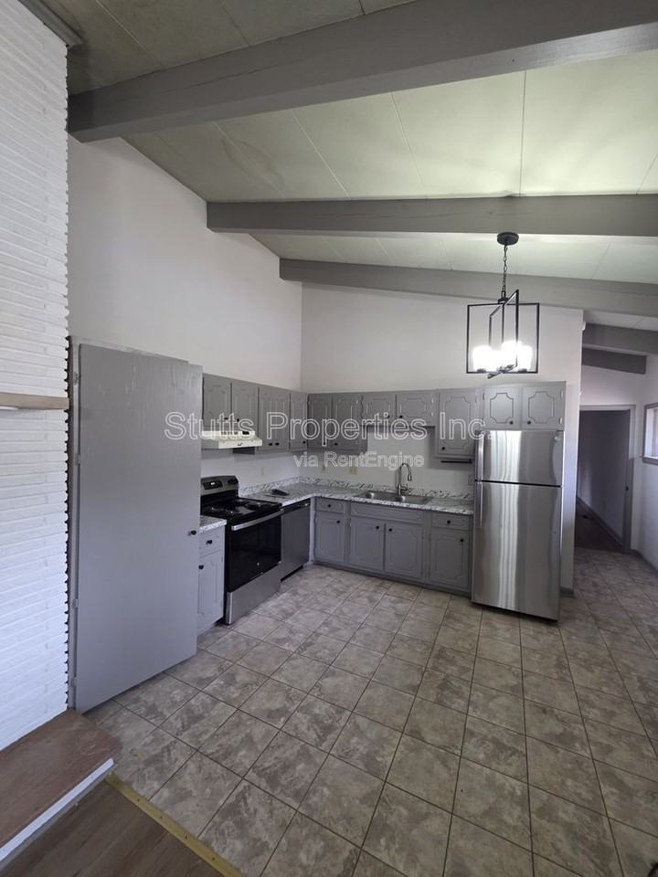 668 Simpson St #2 - Photo 4 of 7