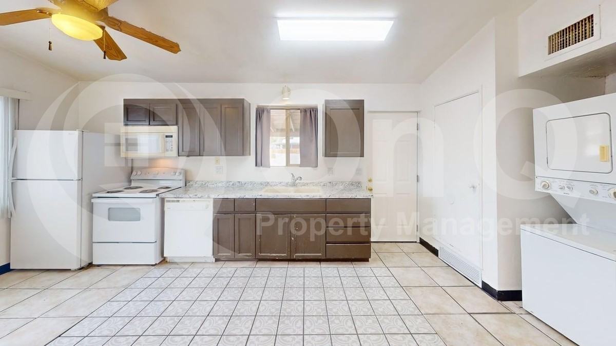 742 E Lester St - Photo 3 of 15