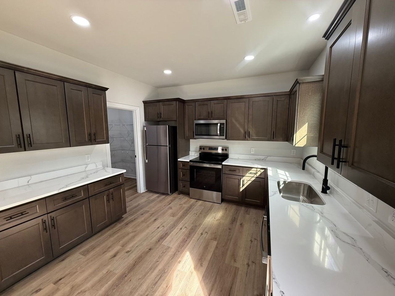 1007 E Barton St - Photo 3 of 23