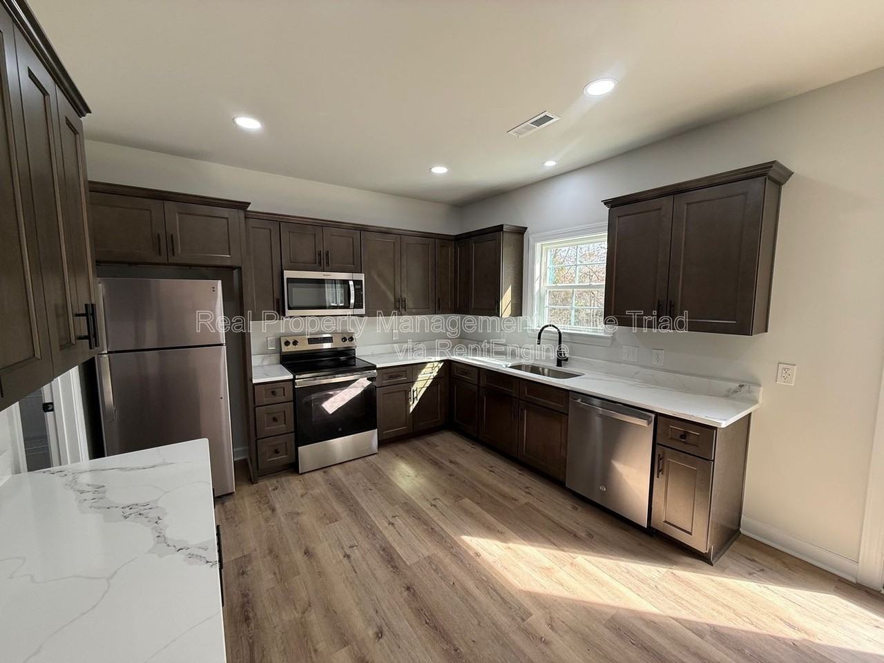 1007 E Barton St - Photo 5 of 23