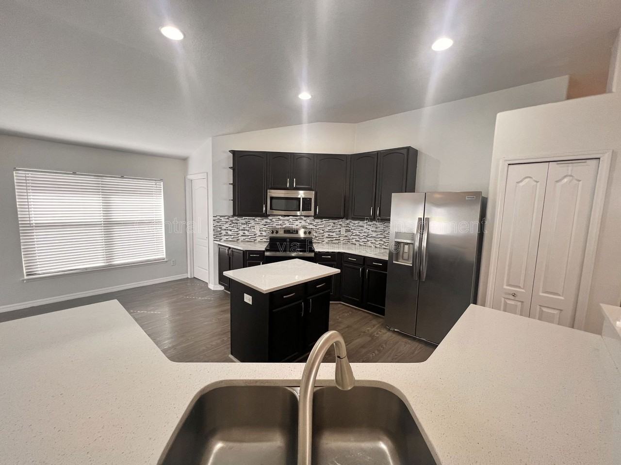 3930 Lakeside Reserve Ln - Photo 4 of 26