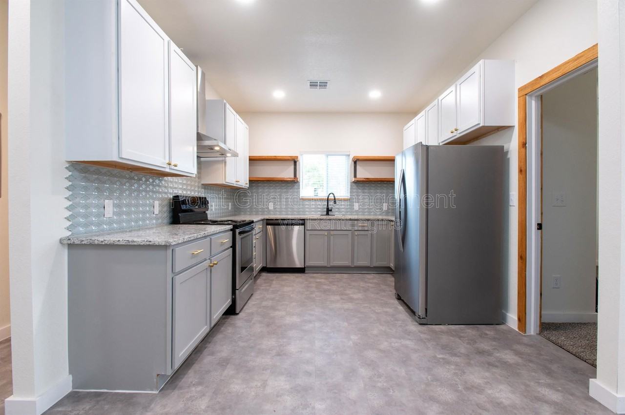 2815 N Oliver St - Photo 4 of 20