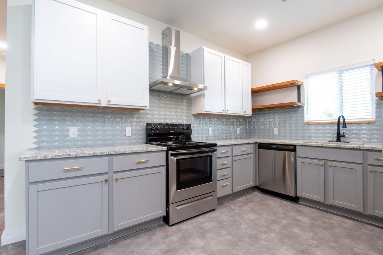 2815 N Oliver St - Photo 5 of 20