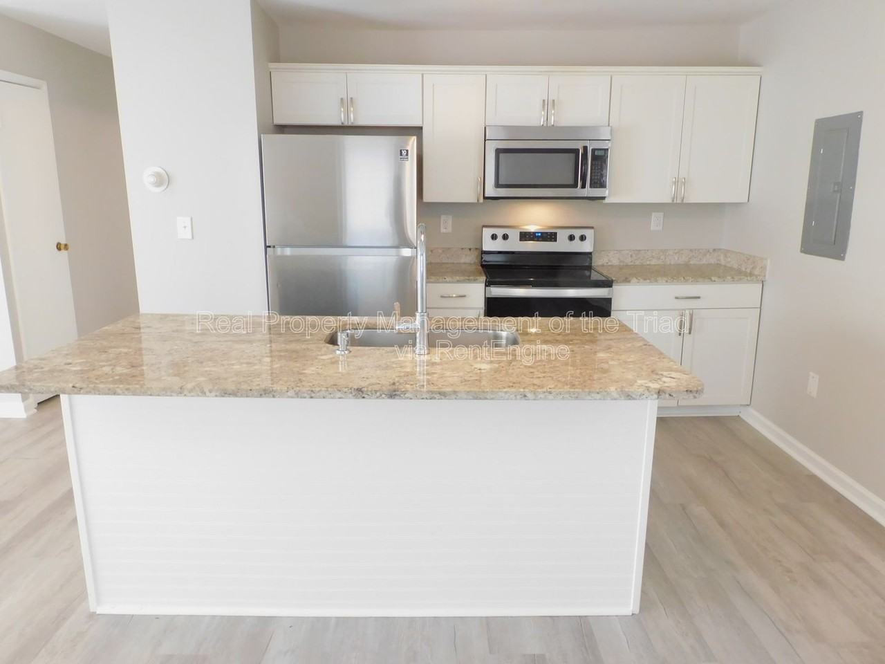 406 Mason St - Photo 3 of 17