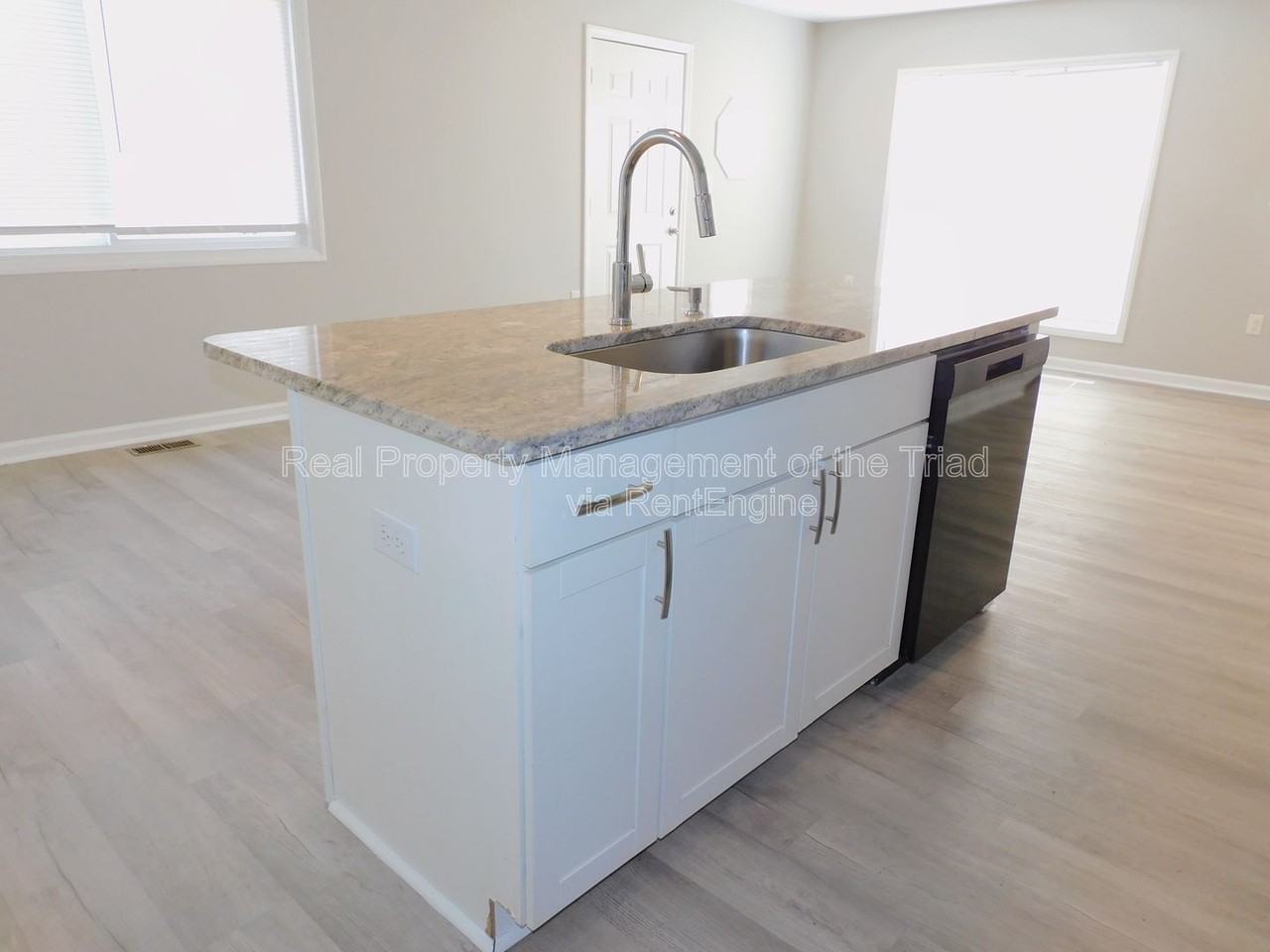 406 Mason St - Photo 4 of 17