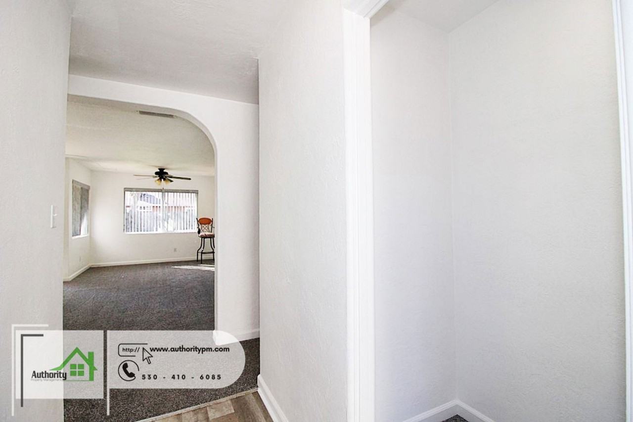 2176 Oxford Rd - Photo 4 of 28