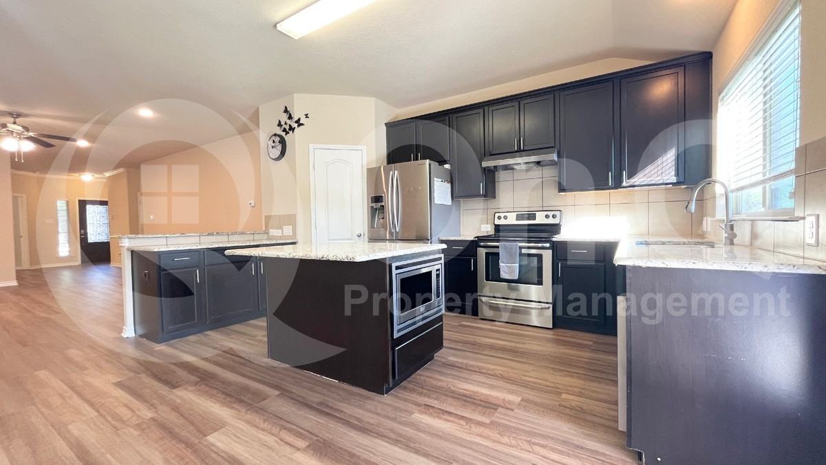 4524 Lakeside Hollow St - Photo 4 of 20