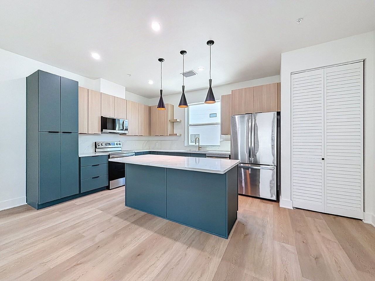 342 14th St N - Photo 3 of 37