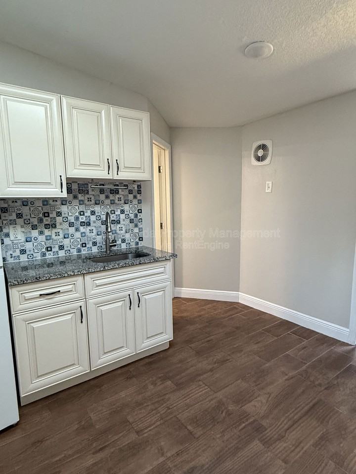 899 Rich Dr #3 - Photo 7 of 11